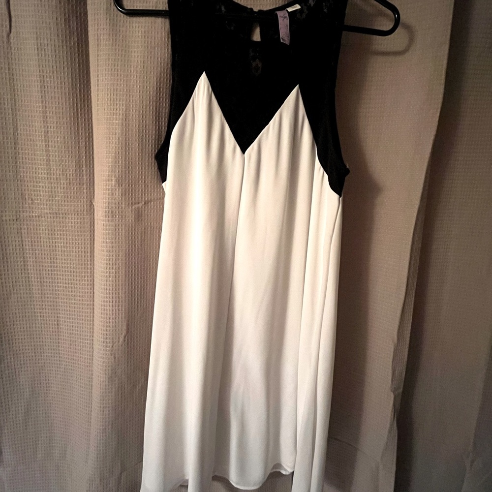 White silk sleeveless dress with black lace detail. WORN ONCE. LIKE NEW. MEDIUM